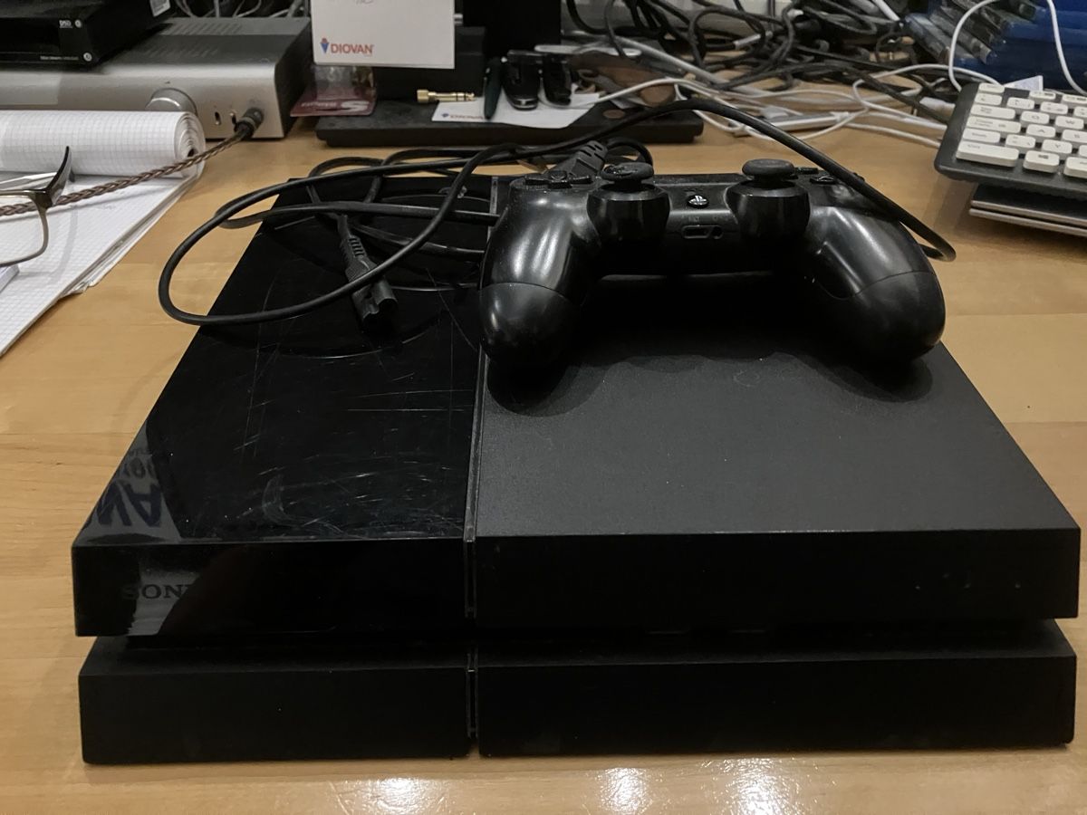 Sony Console: PS4 + 2 FIFA Games + 1 Controller 🎮 – Usato da Fehren venduto da dom_audio