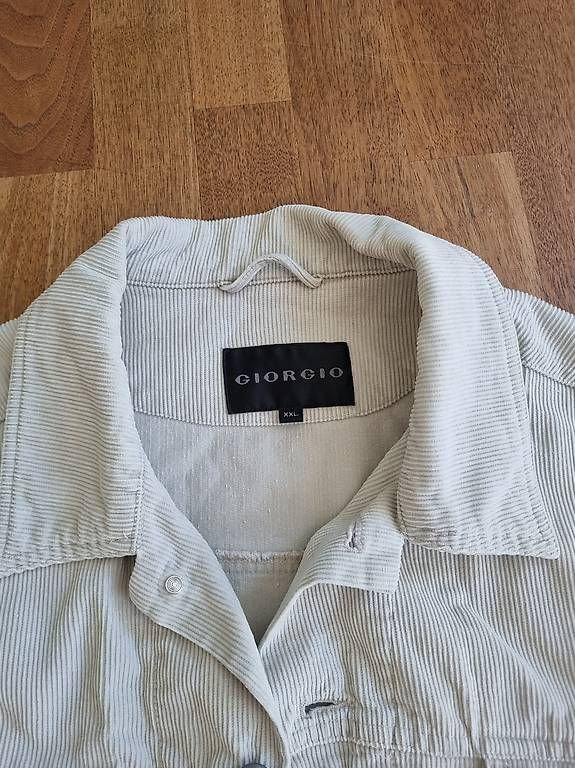 Vestes: Hellbeige Cordjacke im Schnitt einer Jeansjacke – D'occasion à Schaffhausen par BiKoKu 3