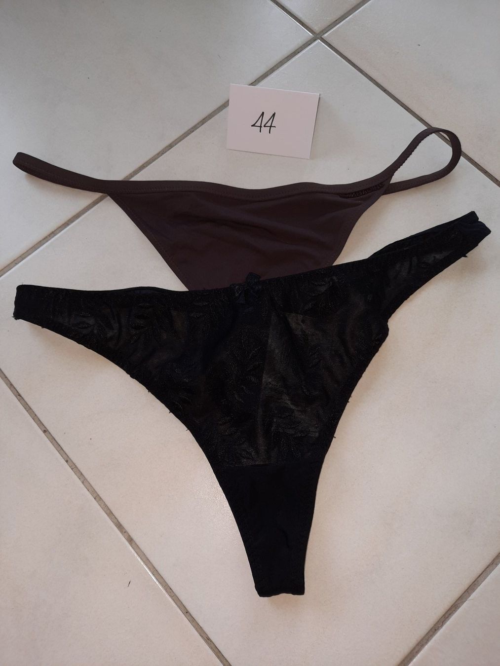 Sonstige Unterwäsche: Klassisch - 2 Strings in schwarz und braun Gr. 44 – Gebraucht aus Immensee von Dessous-Outlet