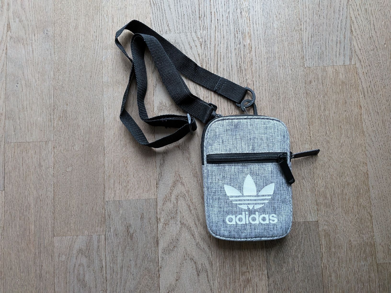 Adidas Taschen: Adidas Bauchtasche/Umhängetasche – Neu (gemäss Beschreibung) aus Burgdorf von Laur1nd