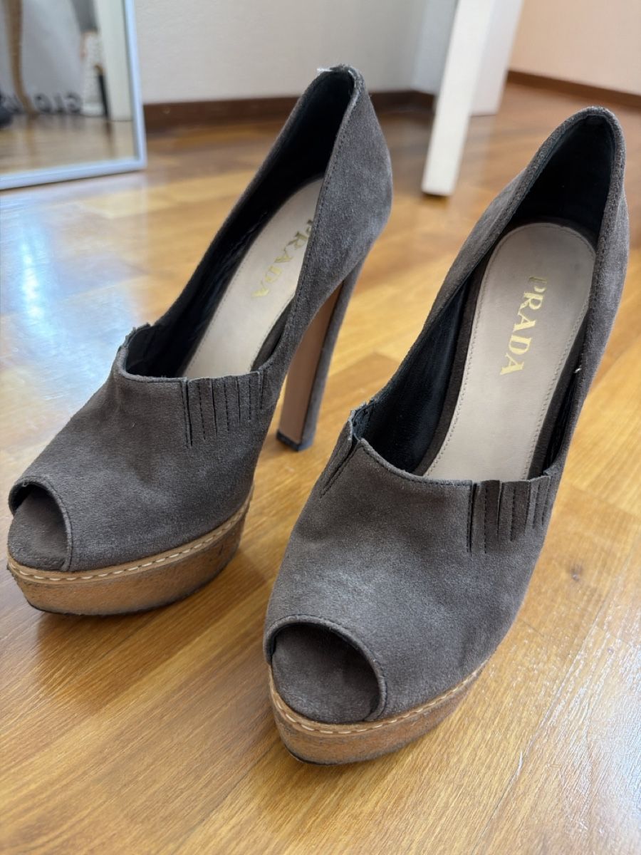 Prada Scarpe da donna: Prada Pumps Gr. 36 Grau Wildleder/ Plateau – Usato da Bassersdorf venduto da s.phany
