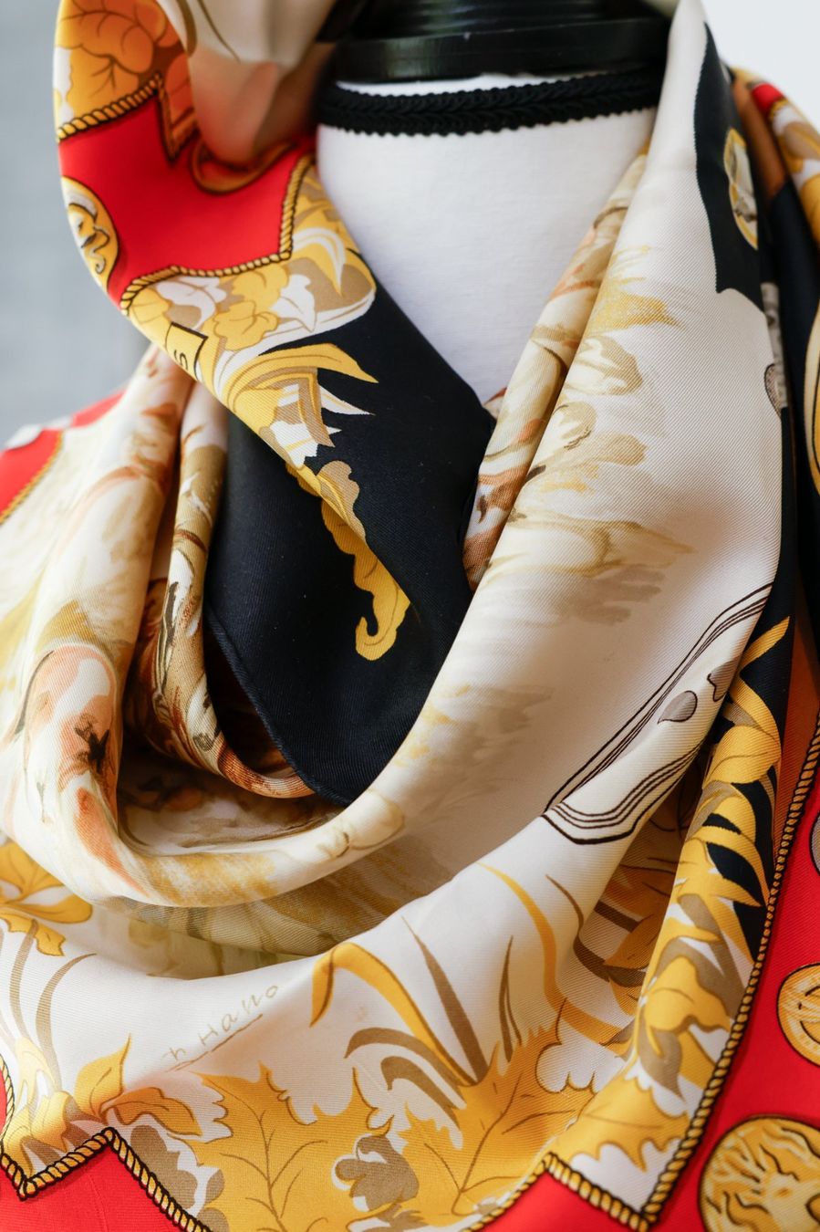 Hermès Foulard & Sciarpe: Carré Hermes "le Débuché" – Usato da Vevey venduto da Manicky 1