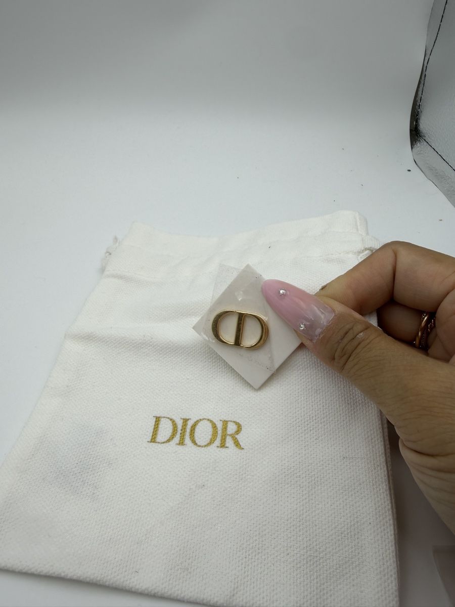 Toutes les décorations: Dior CD Logo Stud Earring Gold Tone GWP – Neuf avec emballage d'origine à Chur par fsc.7wcp 2