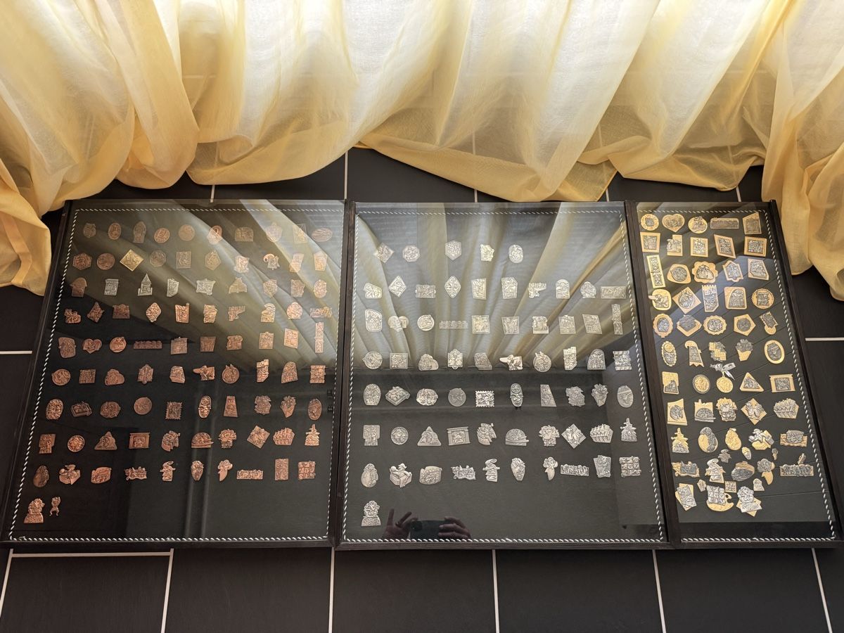 Basler Plaketten & Abzeichen: Basler Fasnachtsplaketten Sammlung – Gebraucht aus Maisprach von 4464