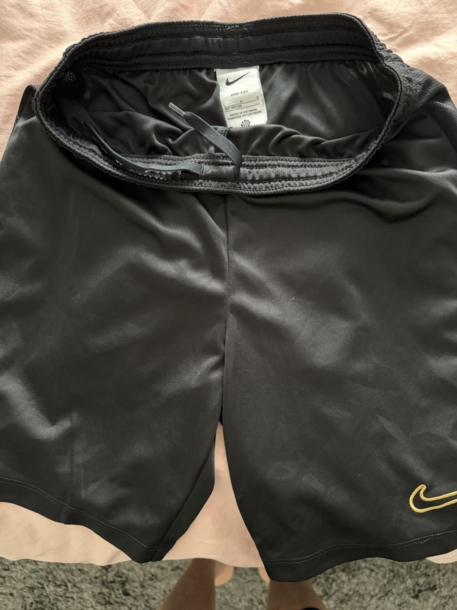 Nike Pantaloni: Nike, Adidas – Usato da Gattikon venduto da Mariani3 3