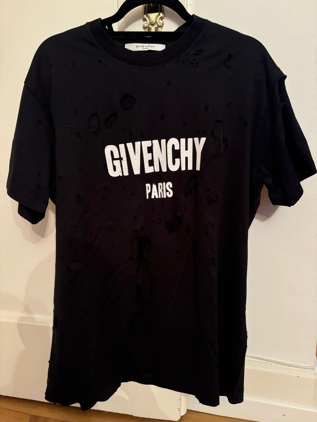 Givenchy T-Shirts: Givenchy Oversized T-Shirt Destroyed Look schwarz – Neu (gemäss Beschreibung) aus Grenchen von Lucifero17