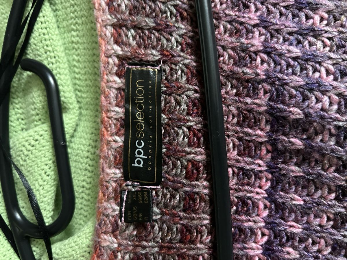 Jacken: BPC Selection Strickjacke mehrfarbig Grösse 56/58 – Gebraucht aus Rüti ZH von Masken 5