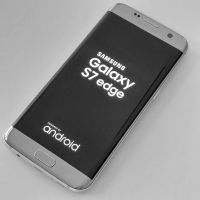 Samsung Galaxy S7 edge (mit Hülle)