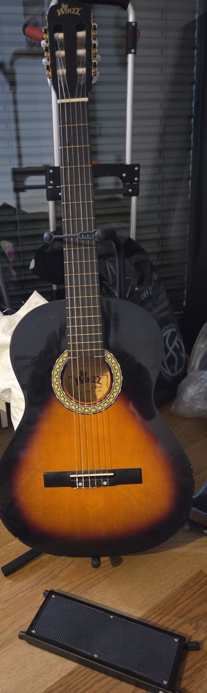 Musikinstrumente: Guitar with stand and footrest – Neu (gemäss Beschreibung) aus Zürich von rug_25bs