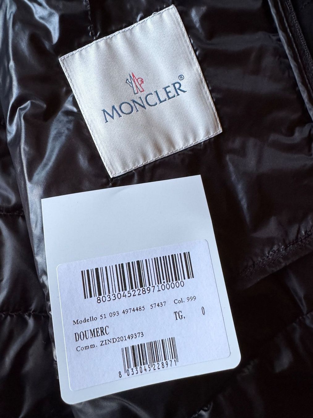 Moncler Giacche: Moncler Doumerc White Logo Hooded Jacket – Usato da Grund b. Gstaad venduto da ReLuxe 3