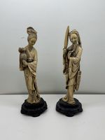 2x Asiatische Figuren mit Vase und Schwert, handgeschnitzt, 