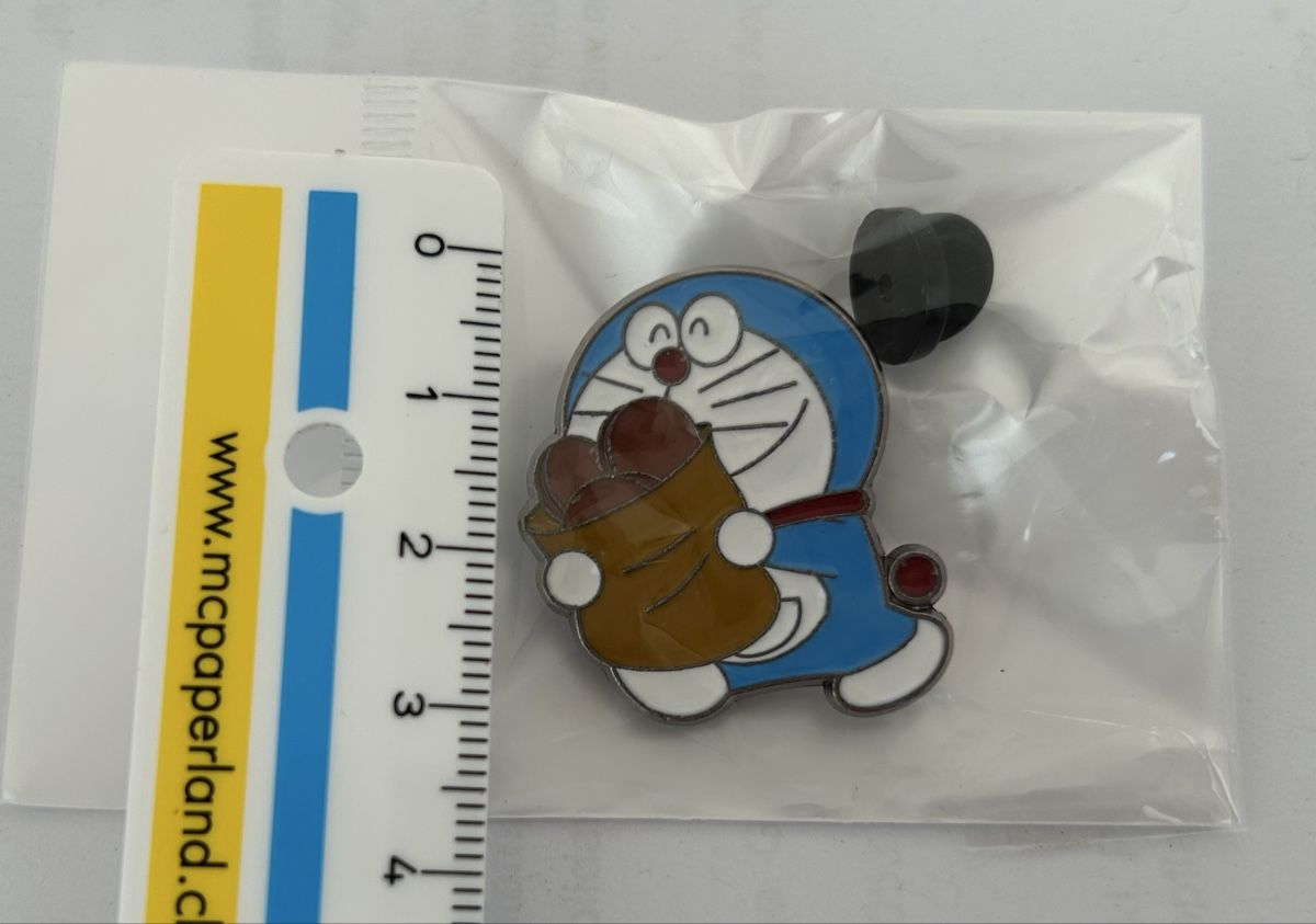 Placchette & Badge: Pin - Doraemon with bread - new – Nuovo (secondo la descrizione) da Basel venduto da lau_982w