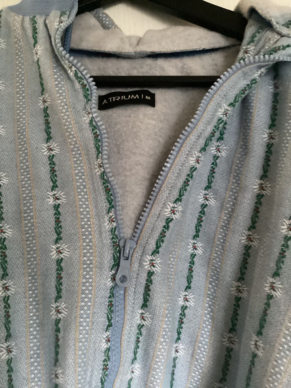 Edelweiss Giacche: Edelweiss Jacke mit Kapuze – Usato da Unterkulm venduto da Lunchen11 1