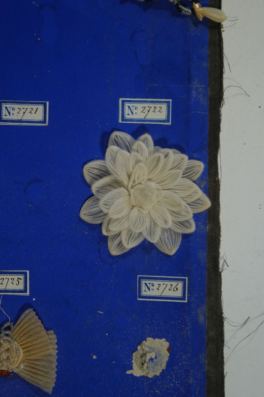 Broschen & Nadeln: Antike Stoffblumen, -Broschen – Gebraucht aus Herisau von Wisen 1