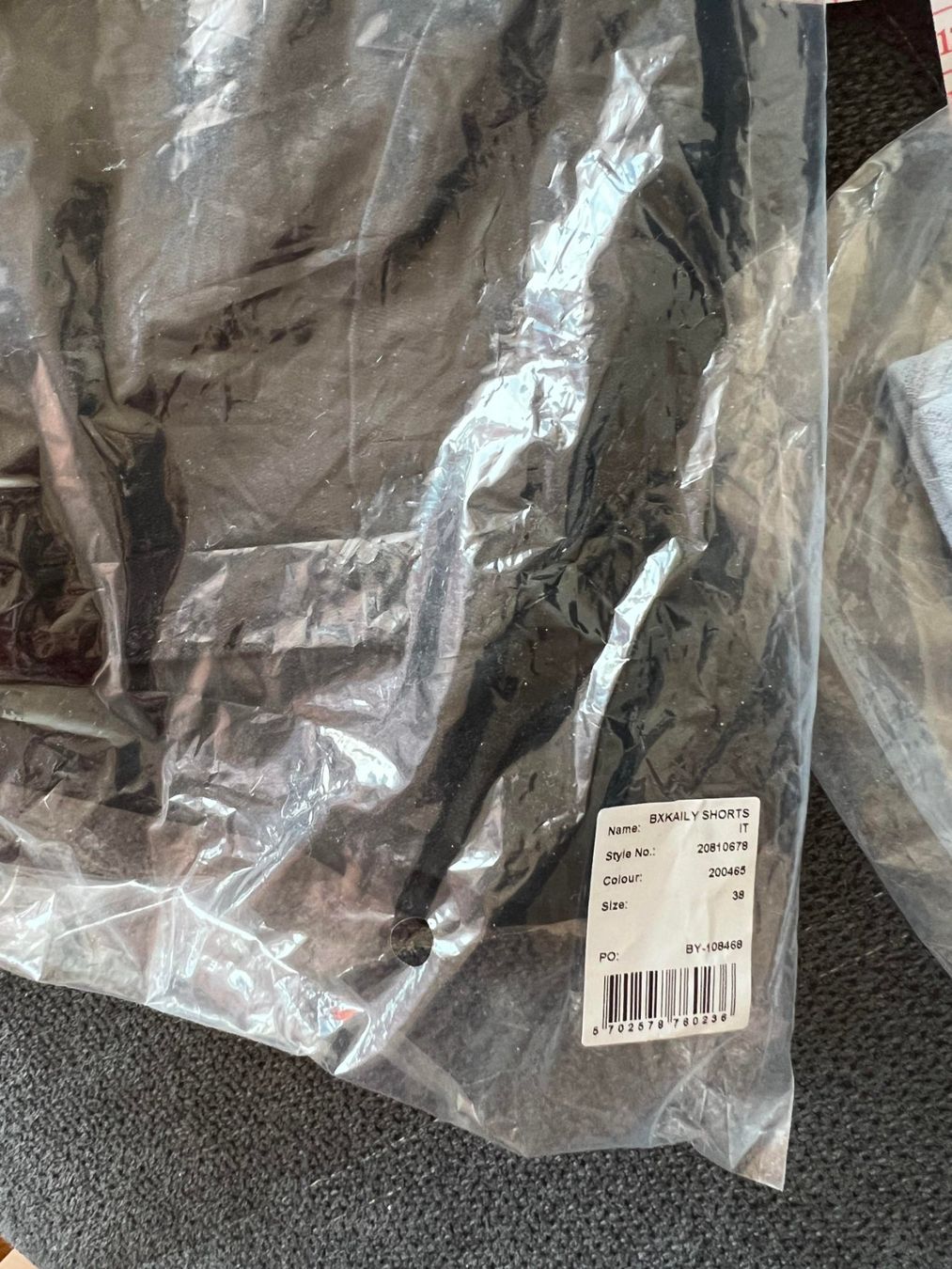 Pantaloni: Neue Schorts M – Nuovo e nell'imballaggio originale da Riehen venduto da edu_92w7 6