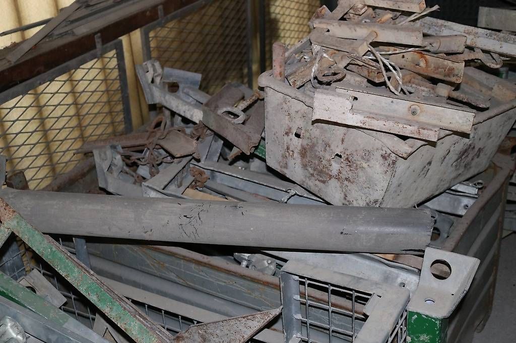 Tutti gli attrezzi: Div. Deckenrandabschalung Klemmwerkzeug pro Stück – Usato da Unteriberg venduto da Konstibau 2