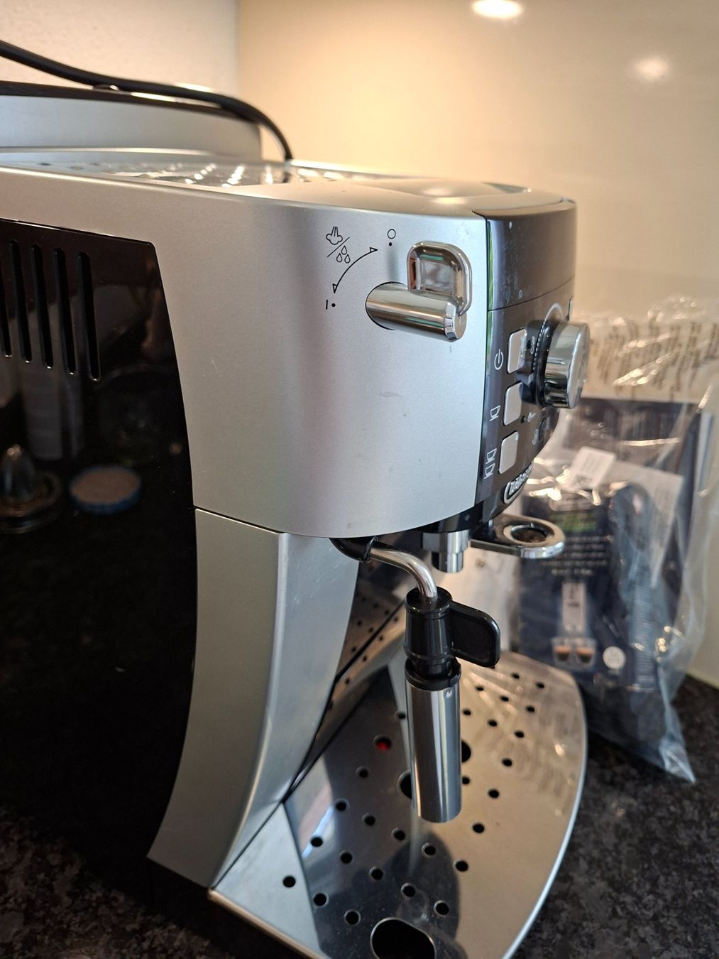 De'Longhi Macchine per caffè & Macchine per espresso: DeLonghi MagnificaS Kaffeevollautomat silber – Usato da Olten venduto da Mezopotamya 3