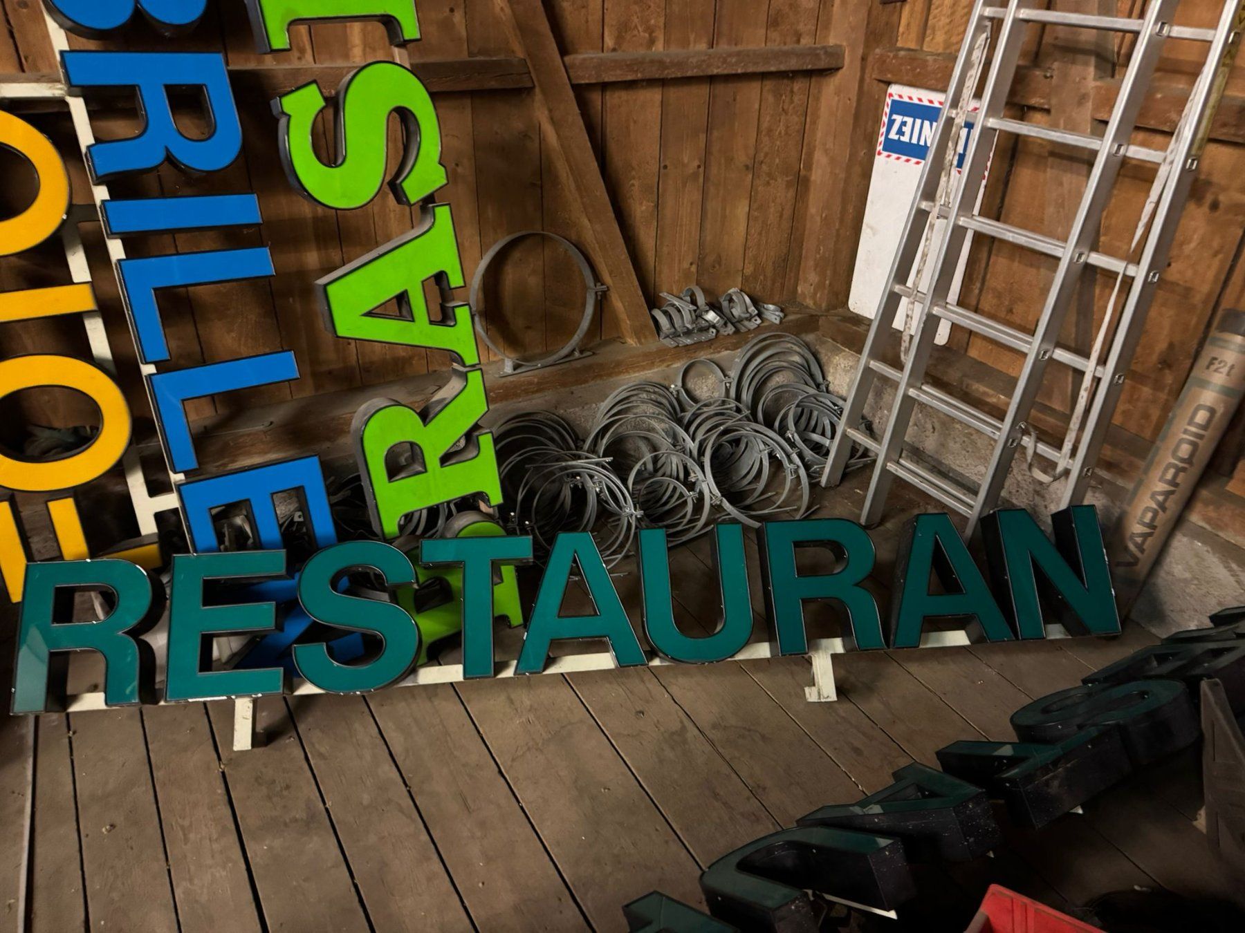 Tutte le decorazioni: Firmen Leuchtschrift (Restaurant) – Usato da Zürich venduto da Gisraf
