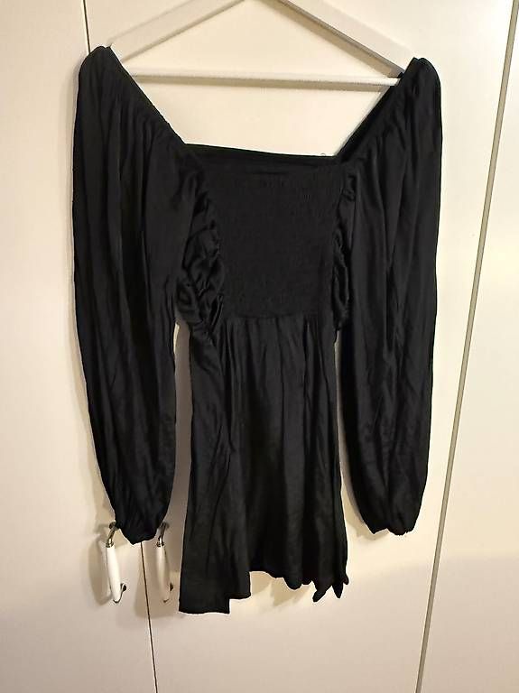 Kleider: SCHWARZES KLEID MIT PUFFÄRMELN – Gebraucht aus Niederhelfenschwil von Mileko 1