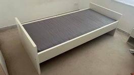 Ikea Bett mit Lattenrost und Matratze