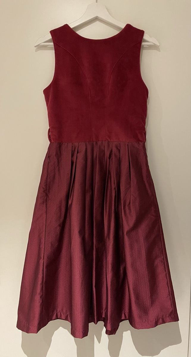 Kleider: Wunderschönes rotes Dirndl – Gebraucht aus Chur von buc_6tcp 1
