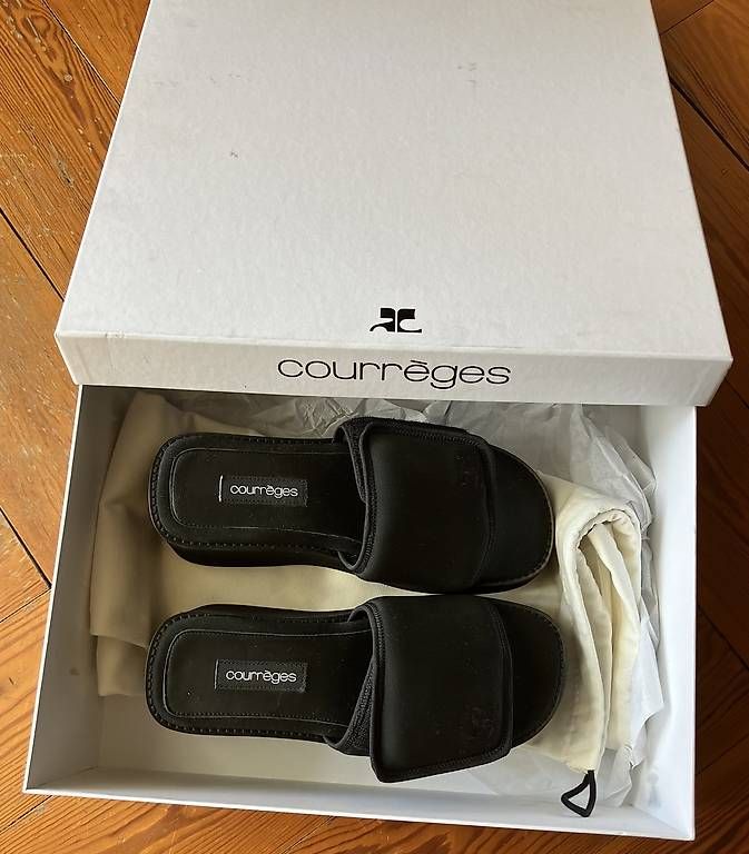 Scarpe da donna: BLACK SCUBA WAVE SLIP ON PLATFORMS - COURRÈGES – Usato da Basel venduto da Prinzessinsuperstar 2