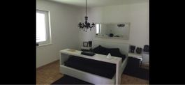 Lit double blanc avec console, design moderne, occasion