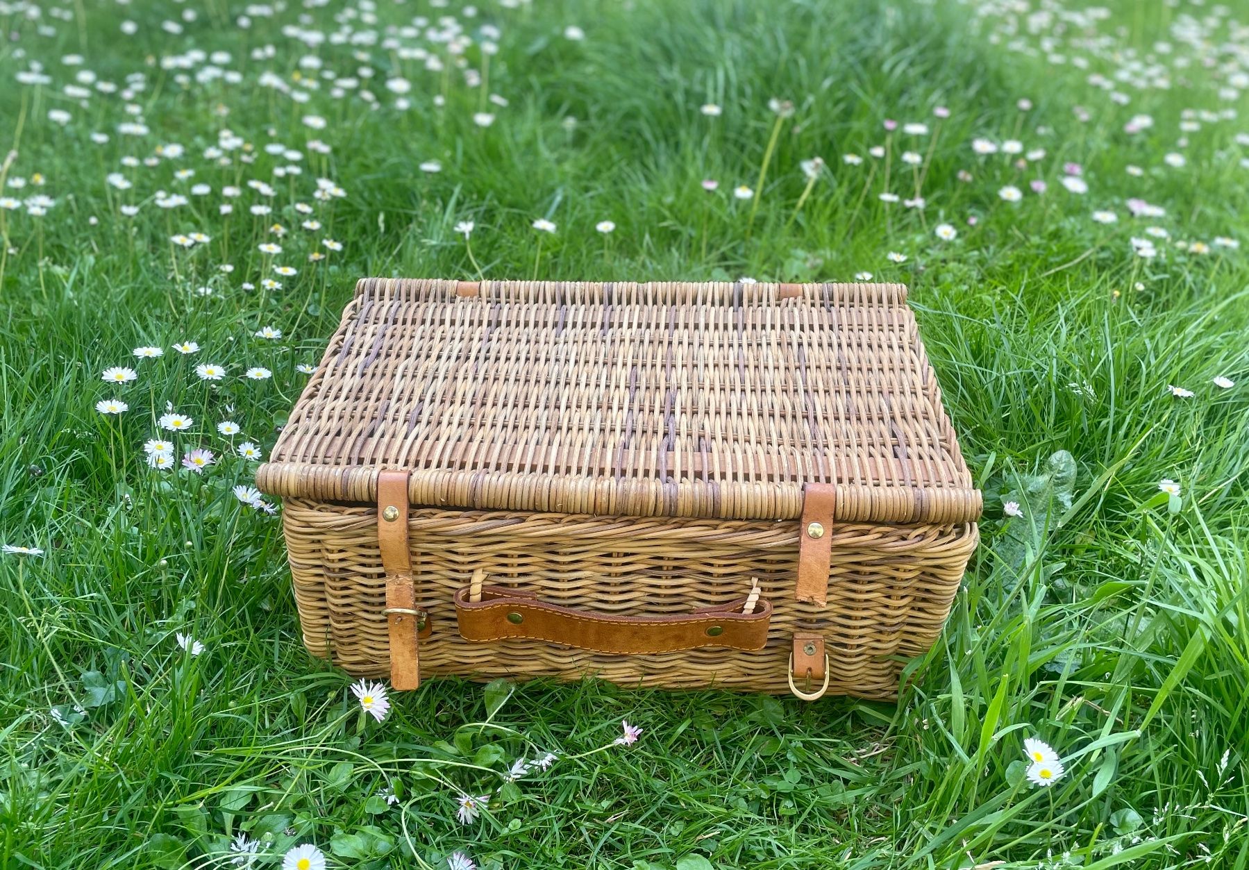 Sonstiges für Haushalt & Wohnen: Picknickkorb mit Geschirr und Besteck – Gebraucht aus Murten von kel_6w8s 1