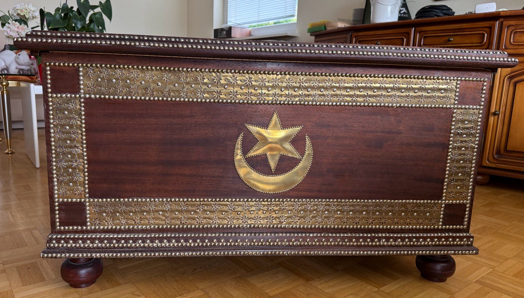 Truhen: Schöne, handgearbeitete Sansibar-Truhe – Gebraucht aus Uerikon von TT51 1