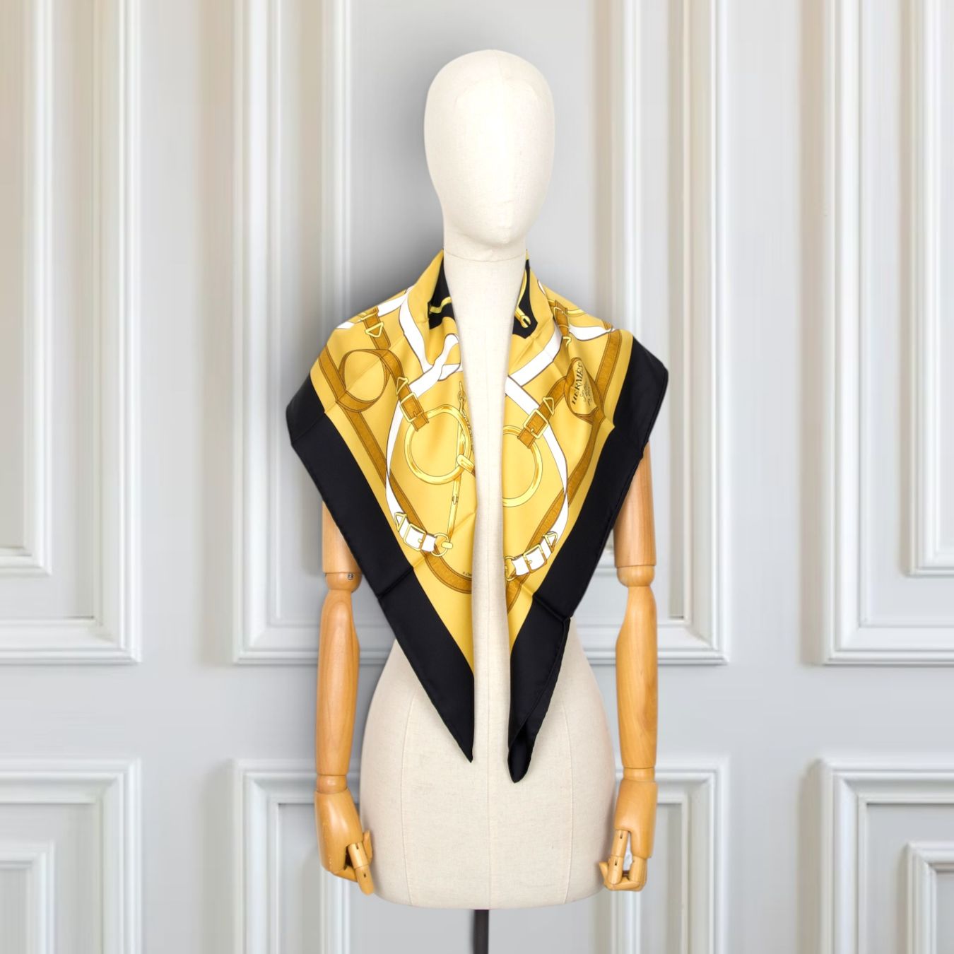 Hermès Foulards, Tücher & Schals: Hermès Carré "Eperon d'Or" schwarz – Gebraucht aus Binningen von Designerlabels 1
