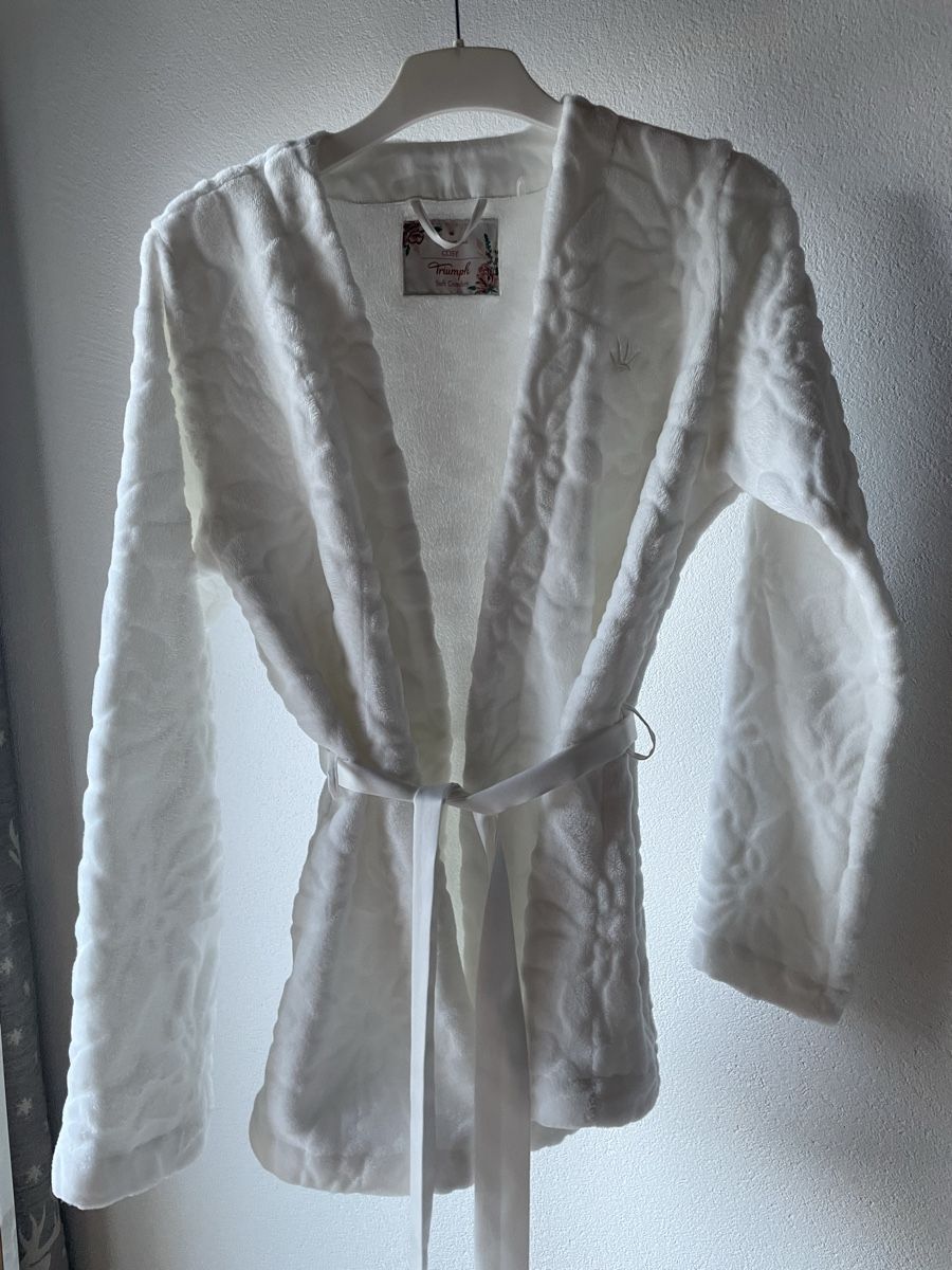 Bademäntel: Triumph Kurze Bademantel in weiss Gr.M – Gebraucht aus St. Moritz von hdj_dd7v