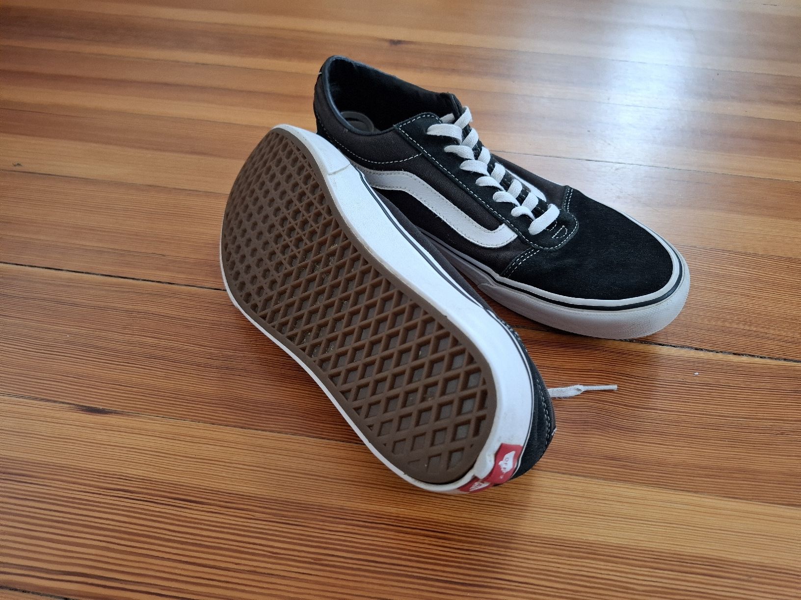 Vans Chaussures hommes: Vans Old Skool Noir Gr. 42.5 – D'occasion à Lausanne par Pierre_G 1