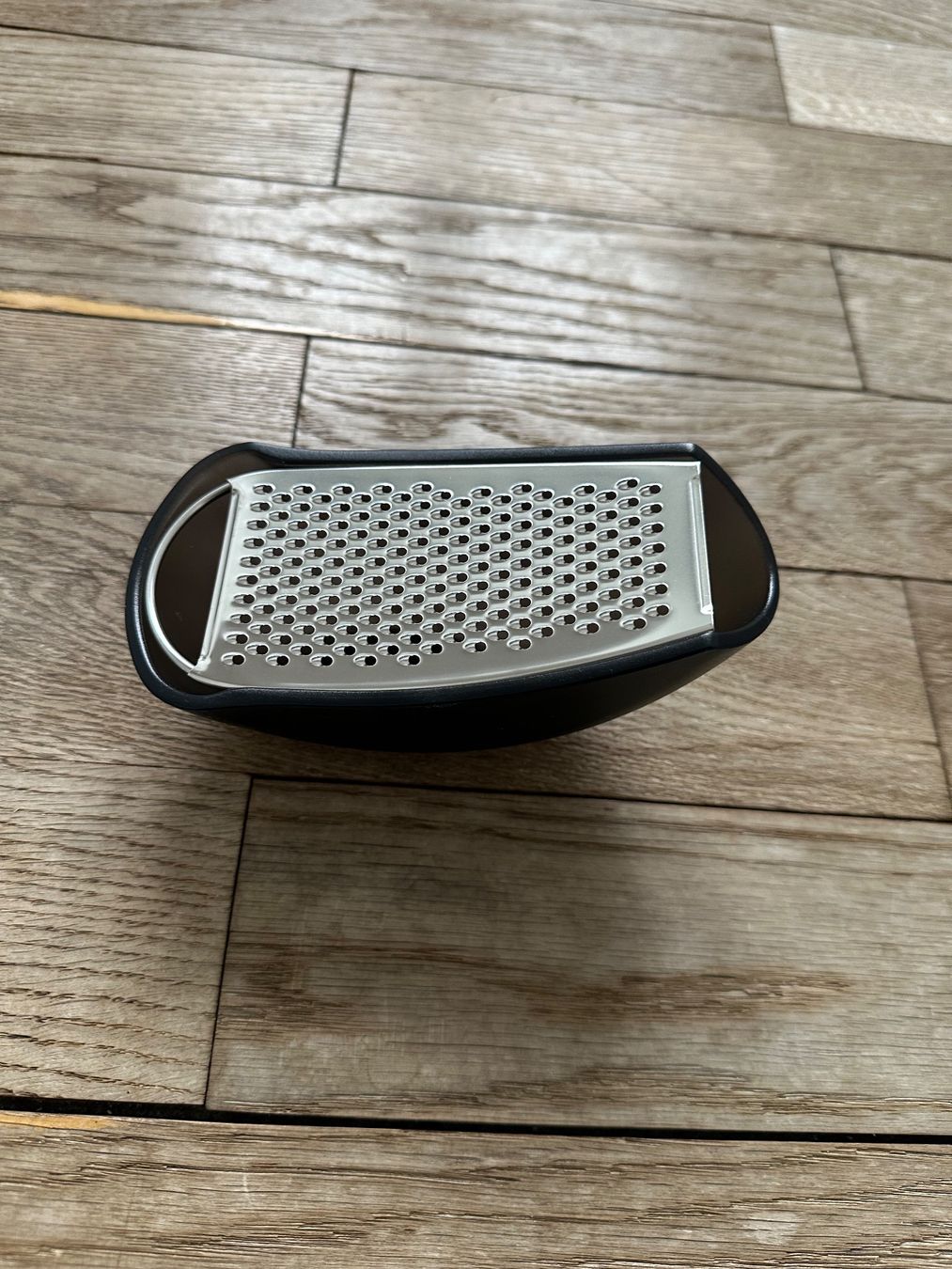 Alessi Küchengeräte: Alessi Parmenide Parmesanreibe – Neu und originalverpackt aus Luzern von Mamutpe