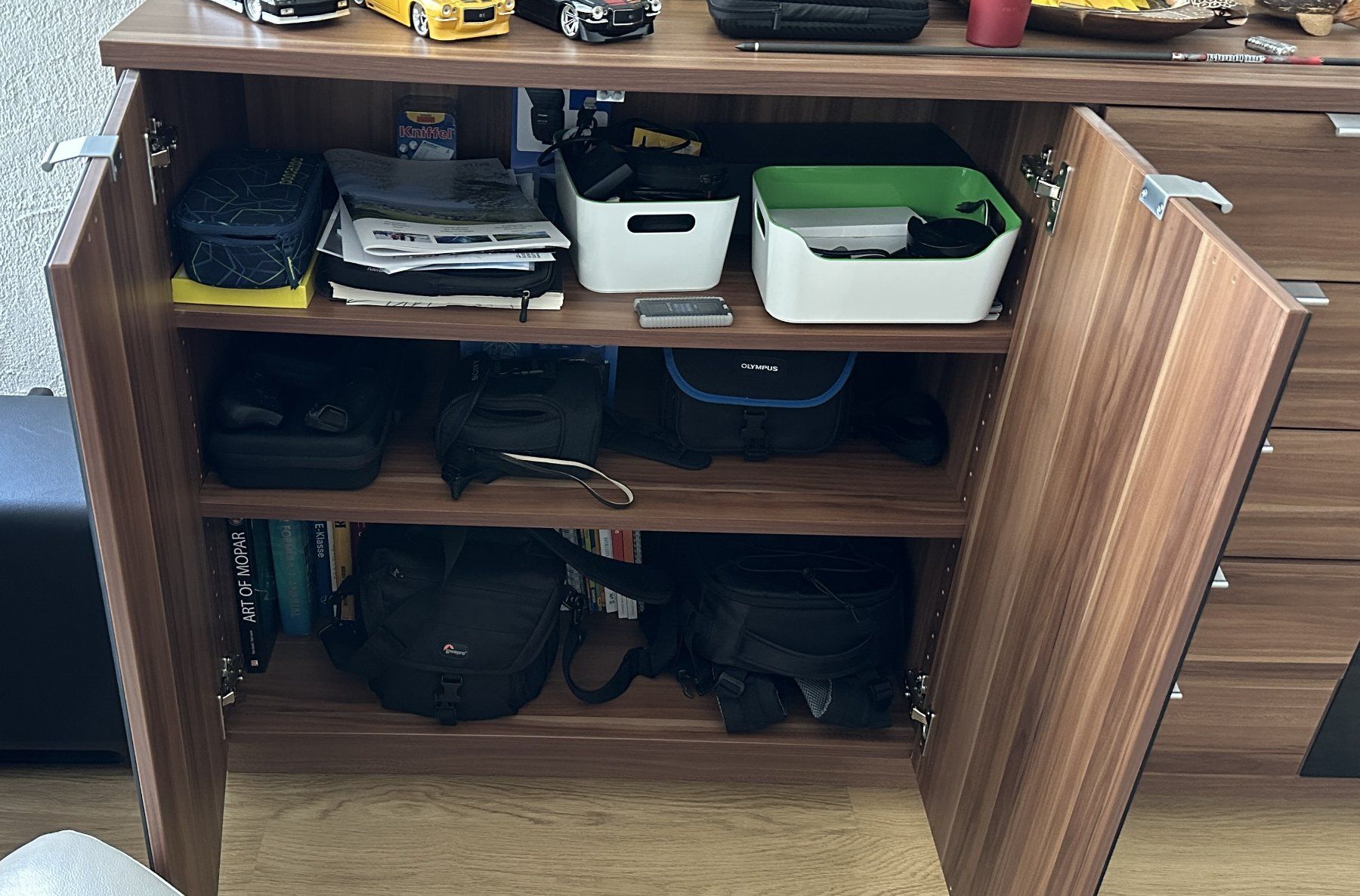 Kommoden: Sideboard «Nussbaum» mit schwarzer Glasfront – Gebraucht aus Gisikon von Jabuso 2