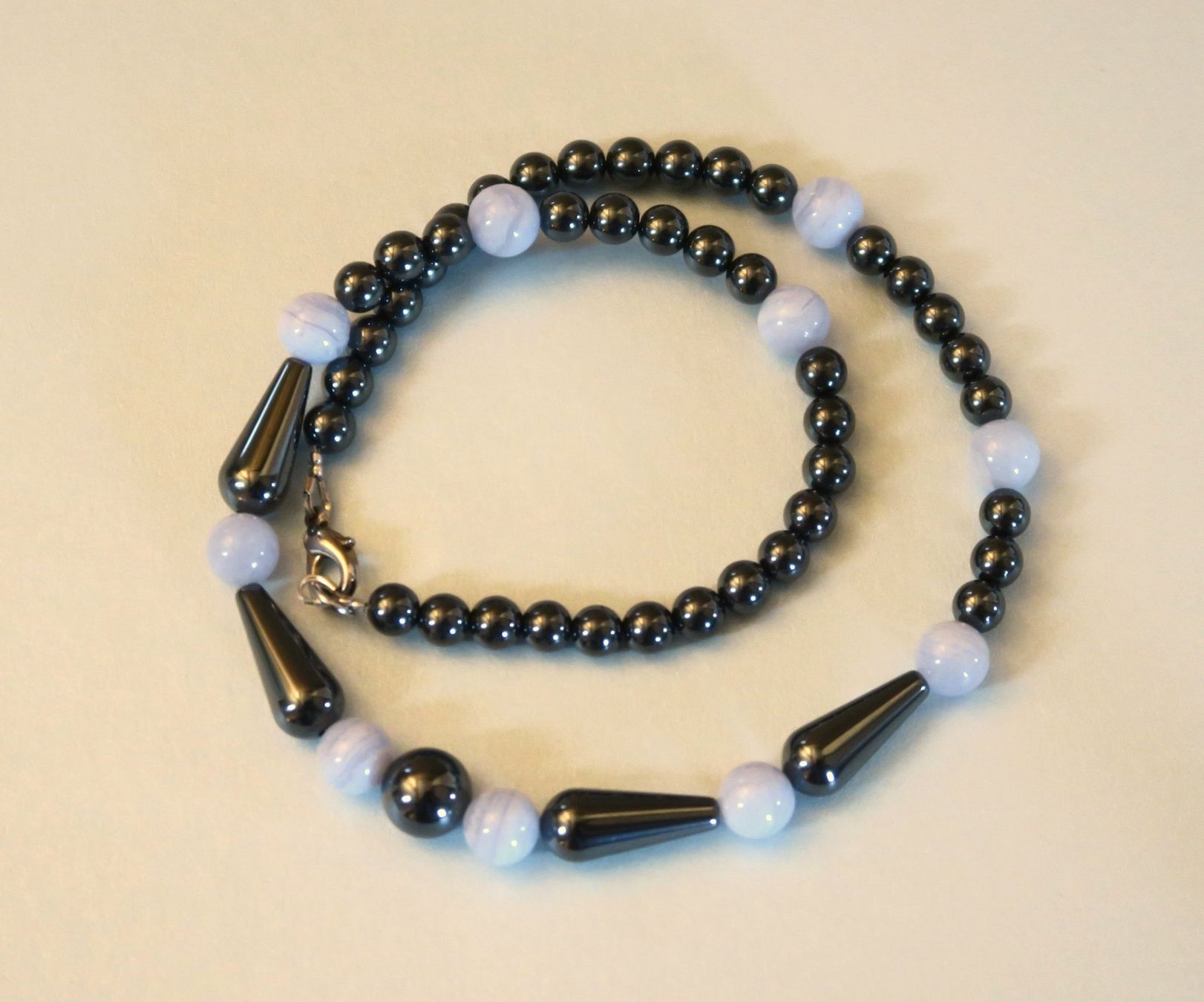 Catenine: Hämatit/Chalcedon Perlenkette – Usato da Brittnau venduto da marlenestone 1