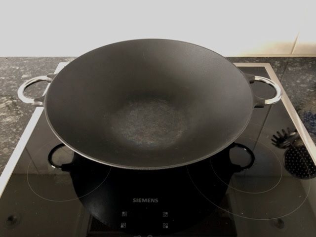 Bodum Wok aus Gusseisen mit Glasdeckel (Gebraucht) in Basel für