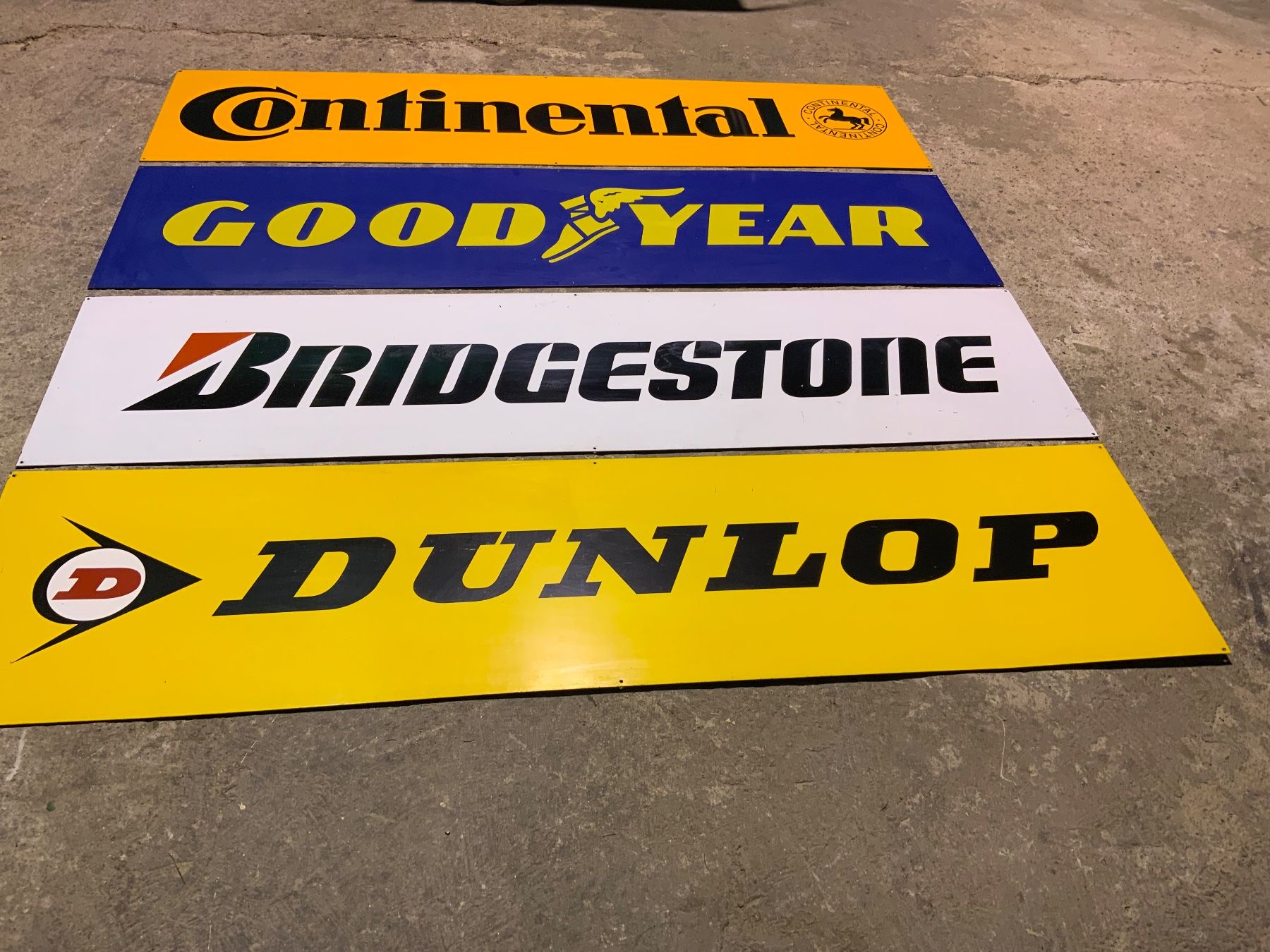 Goodyear Insegne: Original Schilderset Continental, Goodyear, Bridgestone, ... – Usato da Willisau venduto da Minali 2