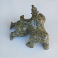 Sculpture Inuit de deux ours jouant en serpentine