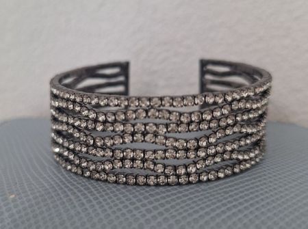 wunderschönes Armband mit ganz kleinen Zirconia
