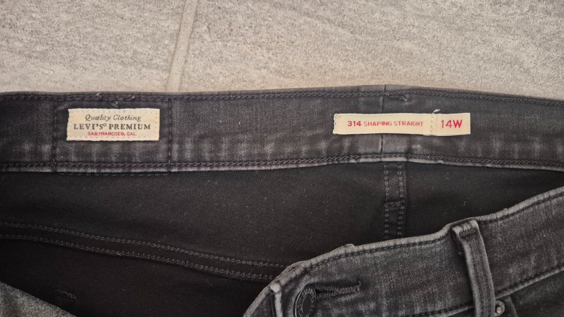 Levi's Jeans: Levi's Damenhose, schwarz, Grösse 14W, Shaping Effect – Gebraucht aus Wädenswil von frandzrh 3