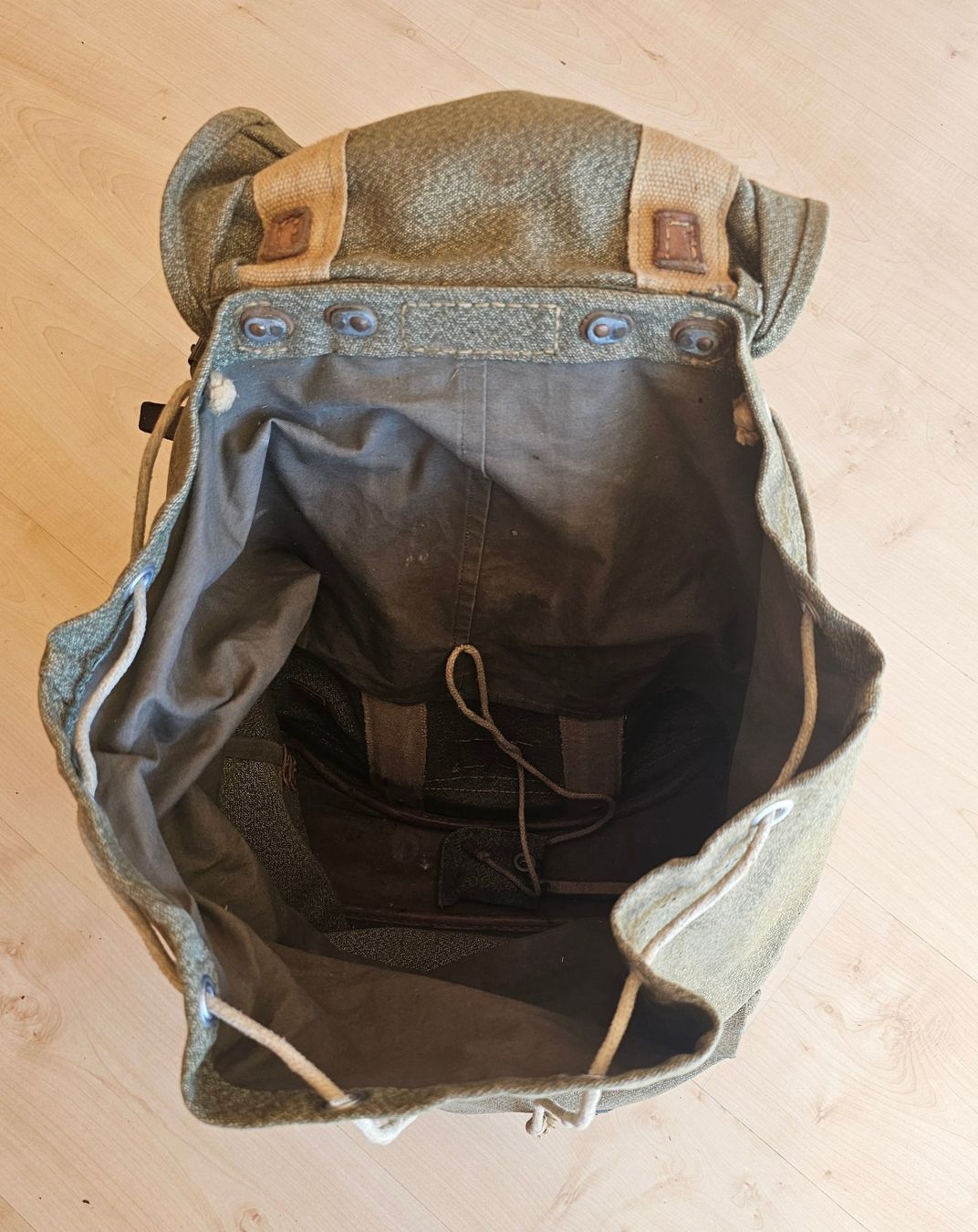 Schweizer Armee Zaini: Alter Militärrucksack mit Seitentasche – Usato da Rain venduto da Rasala3 1