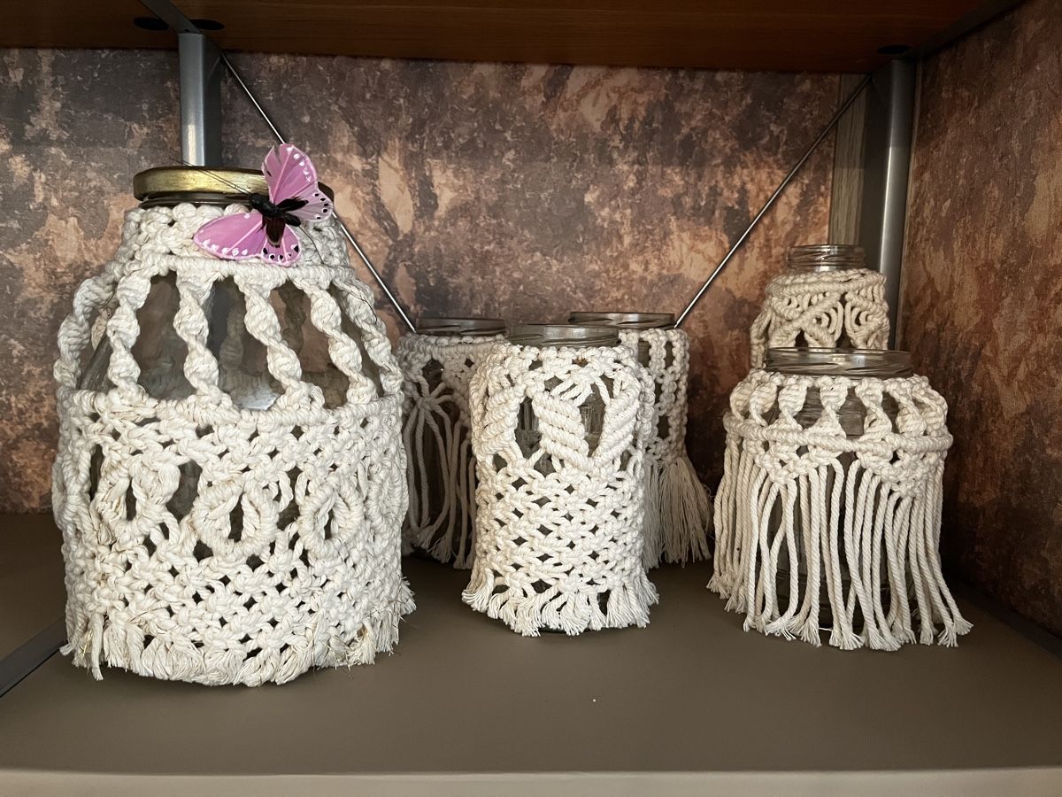 Boohoo Tutte le decorazioni: 4er Set Makramee Windlichter/Kerzengläser+ eine grosse – Usato da Kriegstetten venduto da sin_fp27