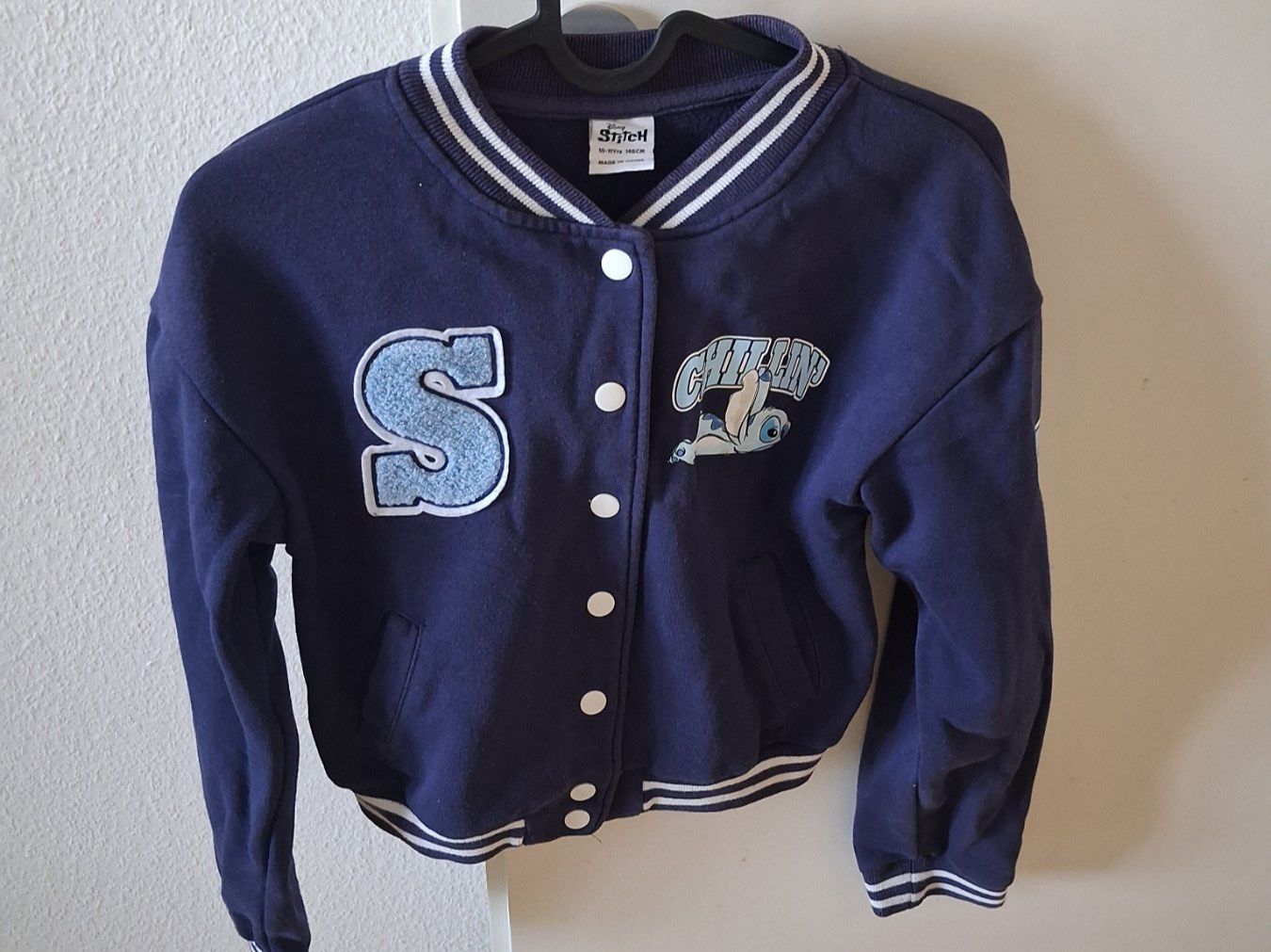 Disney Giacche & Cappotti: Disney Stitch College Jacke, Gr. 146 – Usato da Basel venduto da robaczek277