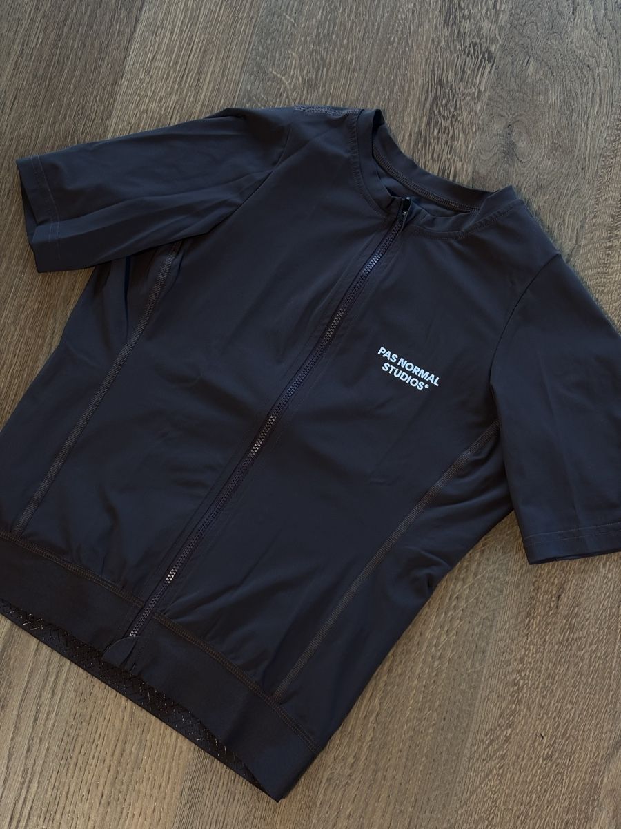 Pas Normal Studios Canottiere & Pantaloni: PNS WOMEN'S Essential Jersey – Nuovo (secondo la descrizione) da Mels venduto da exploremore