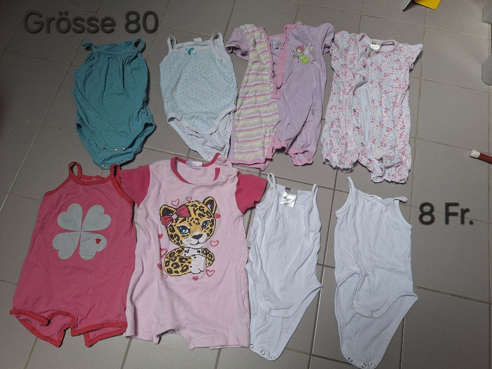 Lotti & Set di vestiti: Trägerbodys und Pyjamas Grösse 80 – Usato da Sissach venduto da Nothing123