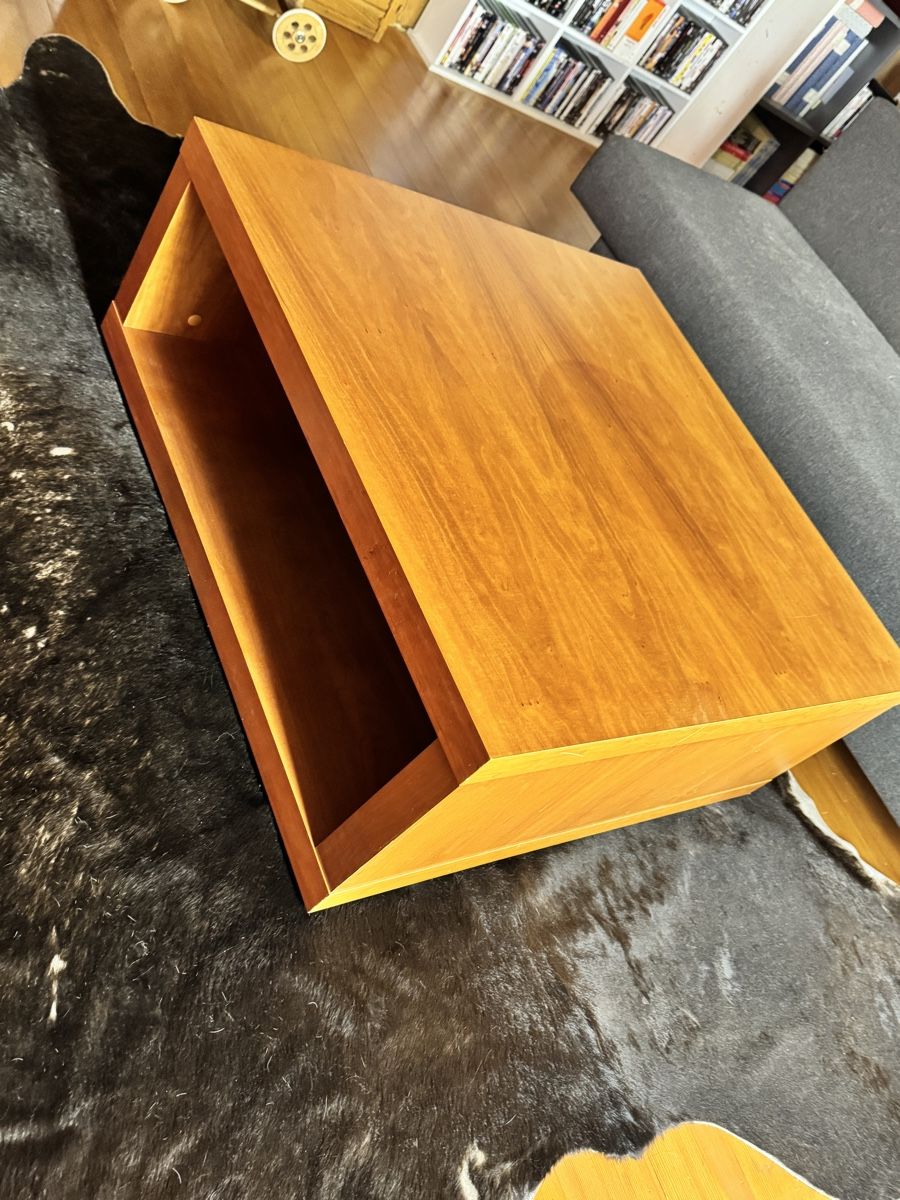 Tische: Schwerer Couchtisch quadratisch  Holz modern – Gebraucht aus Schmitten FR von mantom 1