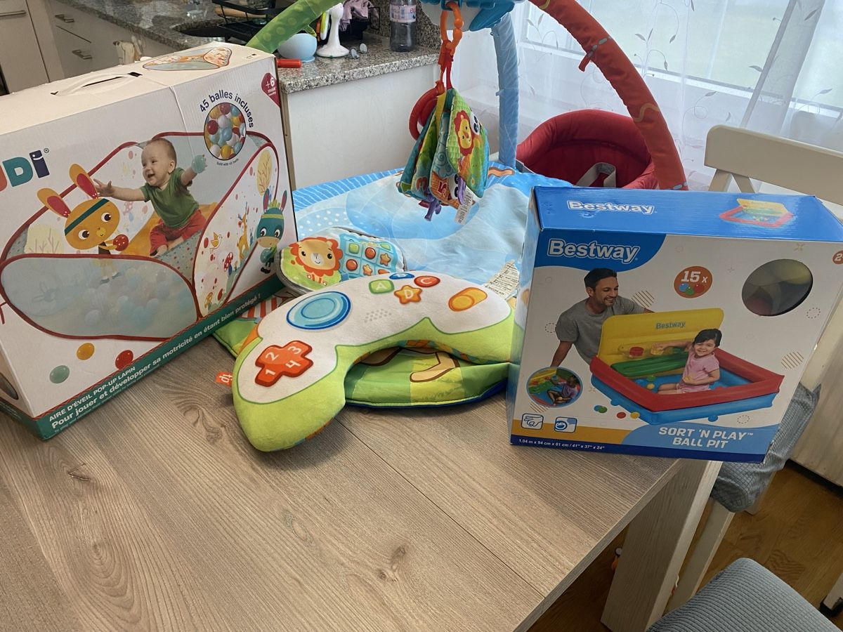 Giocattoli: Spieldecke mit Spielbogen +Bällebad+ Ingenuity Babyschaukel – Usato da Chur venduto da mar_6k6w
