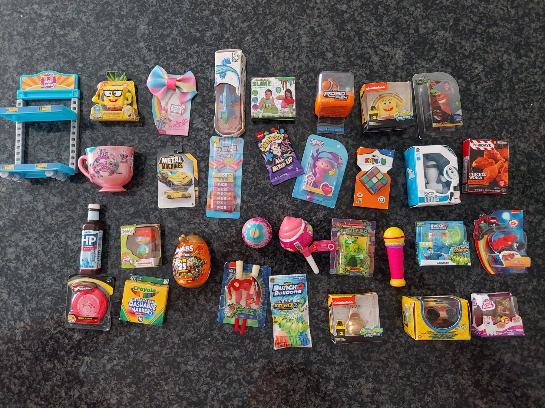 Jouets: 31 Mini Brands + ein Regal – D'occasion à Bremgarten AG par Kerikeri1 1