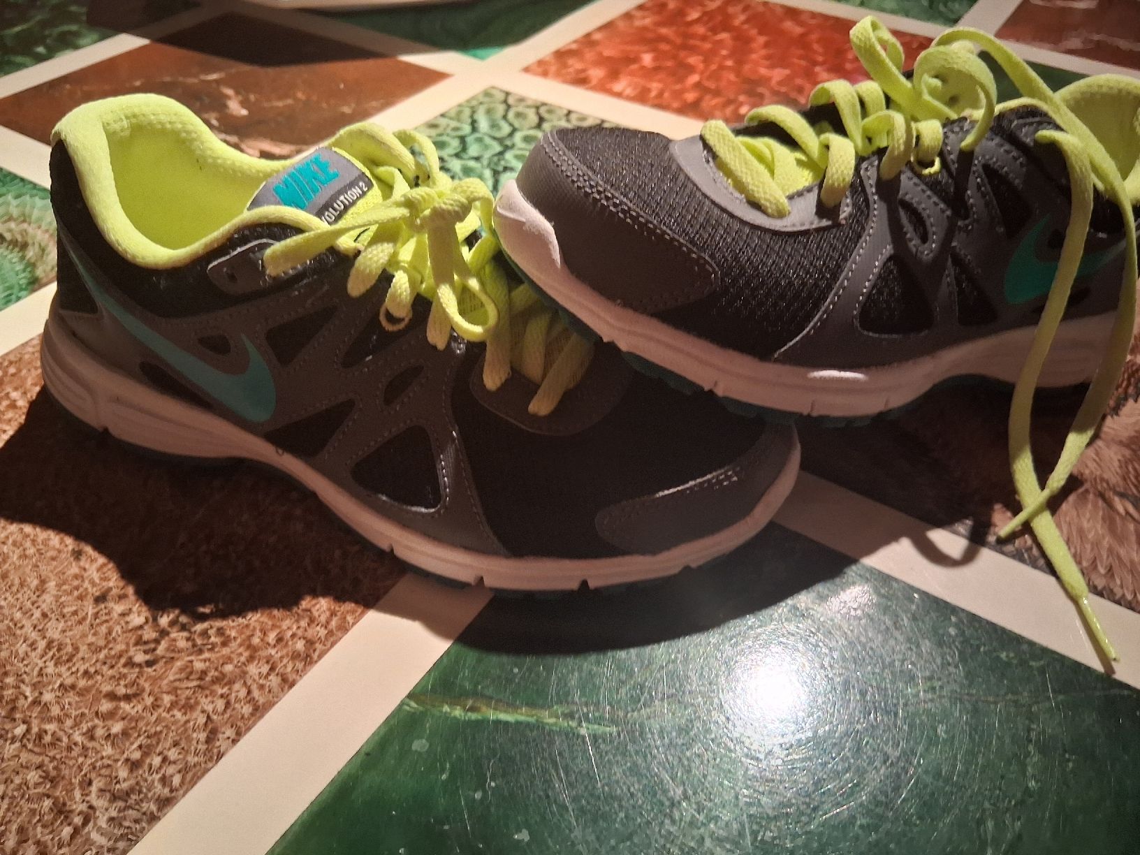 Nike Scarpe da uomo: Nike Revolution 2, Gr. 36, Turnschuhe – Nuovo (secondo la descrizione) da Tamins venduto da LisaMorpurgo 1