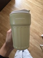 Starbucks Trinkbecher hellgrün mit Trageband neuwertig